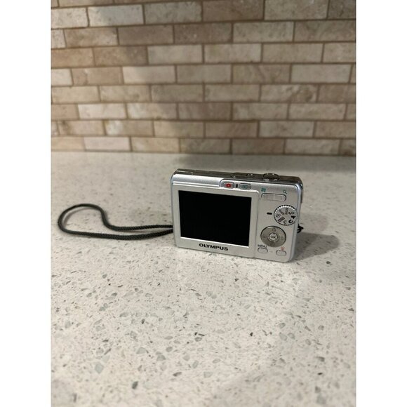 Olympus Digital Camera FE-190 6.0MP Silver Photograph - Picture 3 of 4